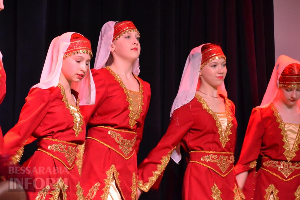 У Кілії видовищним концертом зустрічали свято весни і краси