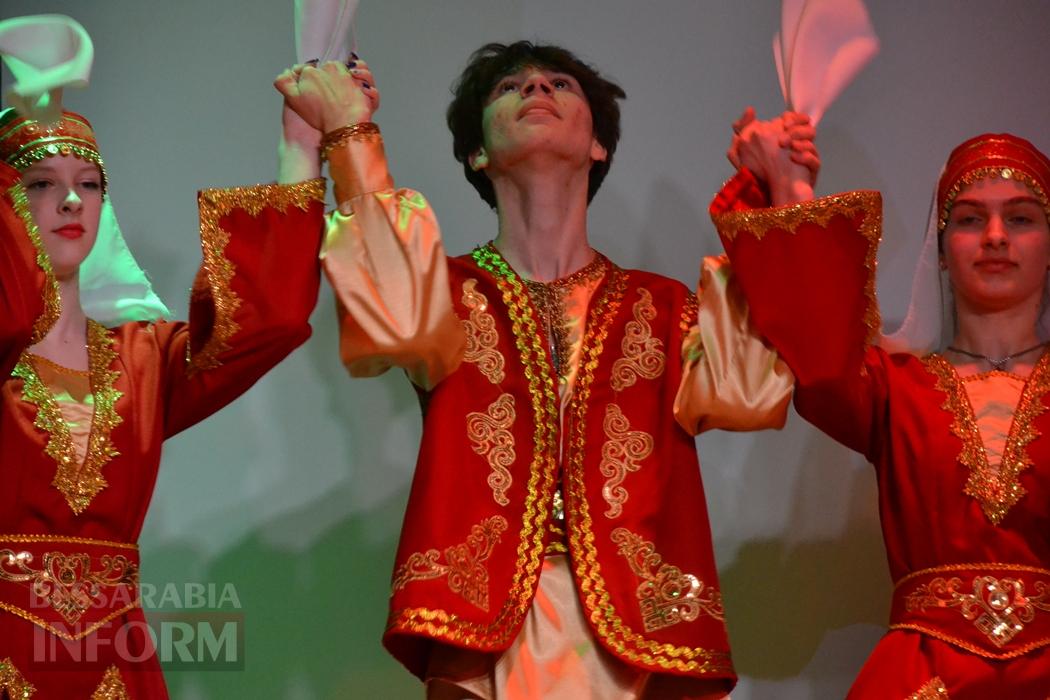 У Кілії видовищним концертом зустрічали свято весни і краси