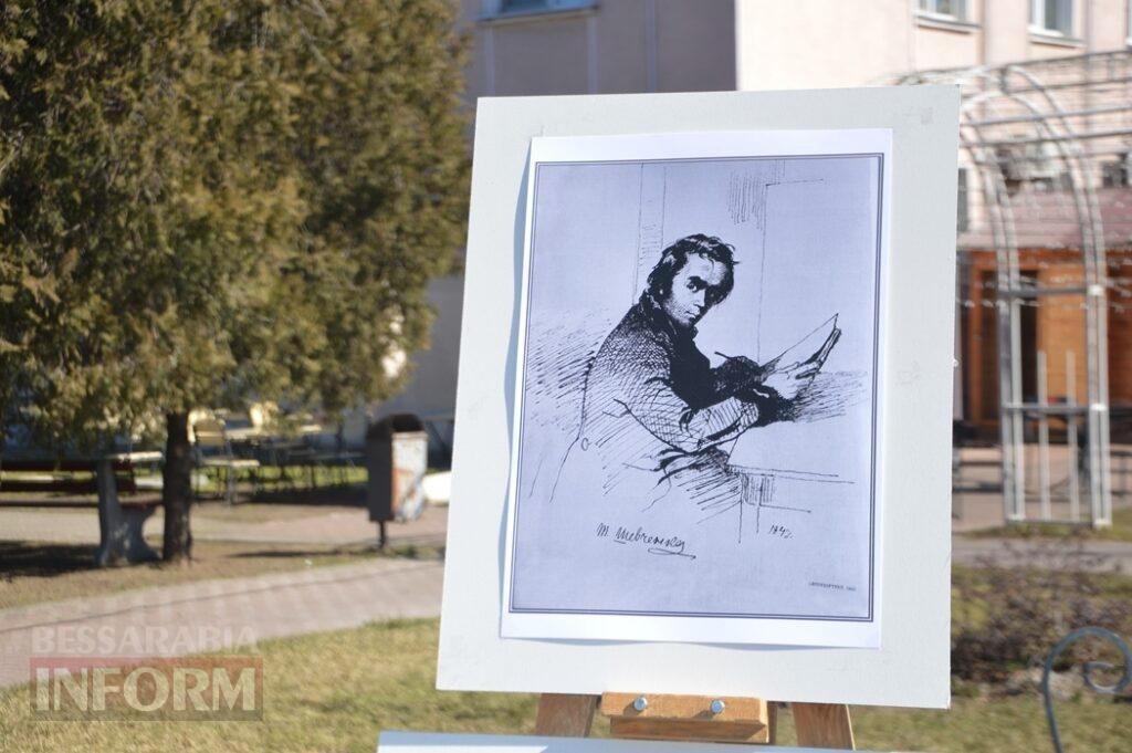 В Аккермані до дня народження Тараса Шевченка провели мистецький перформанс біля пам'ятника Кобзарю