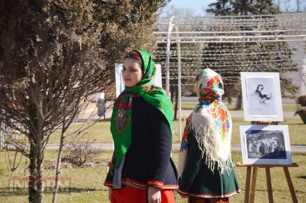 В Аккермані до дня народження Тараса Шевченка провели мистецький перформанс біля пам'ятника Кобзарю