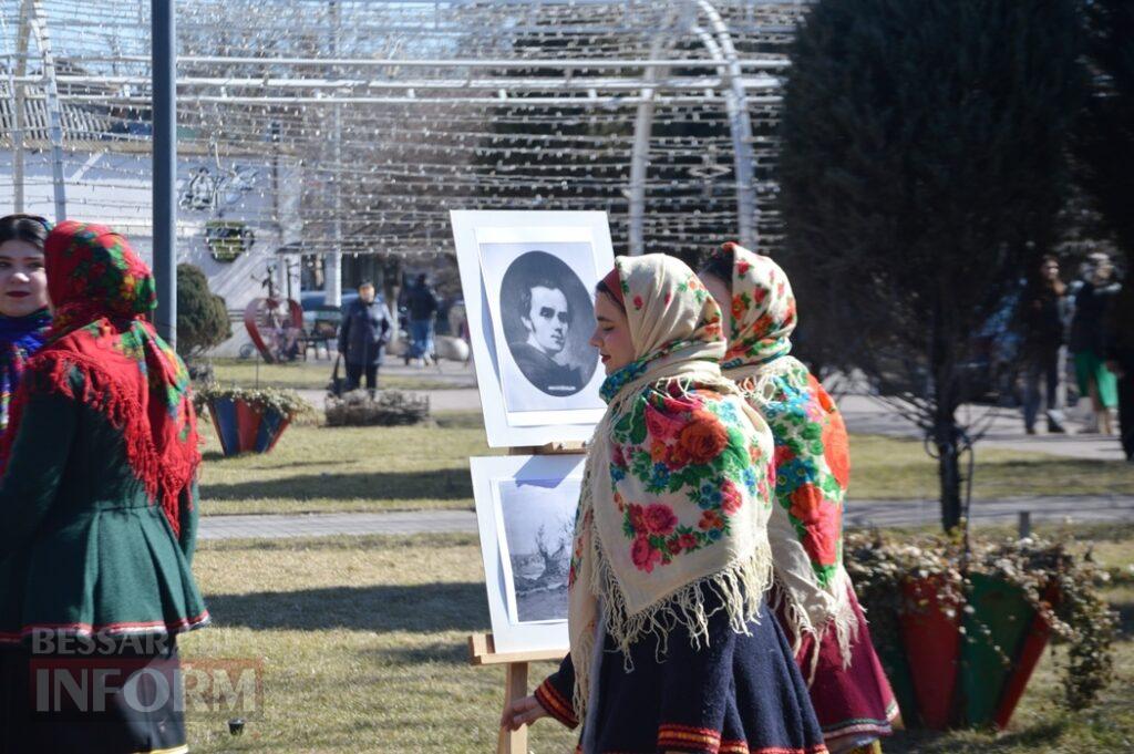В Аккермані до дня народження Тараса Шевченка провели мистецький перформанс біля пам'ятника Кобзарю