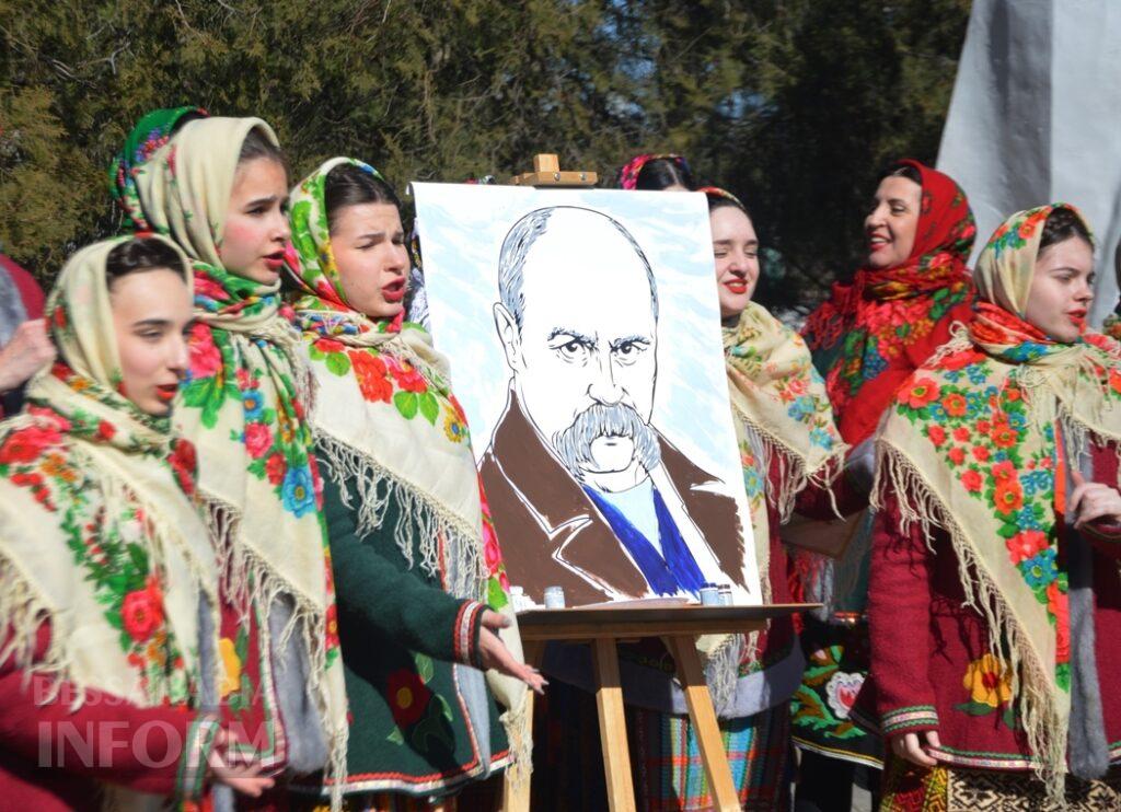 В Аккермані до дня народження Тараса Шевченка провели мистецький перформанс біля пам'ятника Кобзарю