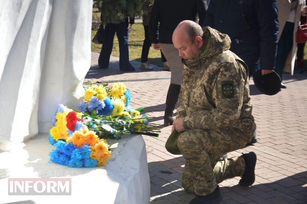В Аккермані до дня народження Тараса Шевченка провели мистецький перформанс біля пам'ятника Кобзарю