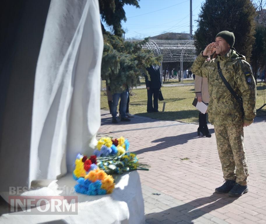 В Аккермані до дня народження Тараса Шевченка провели мистецький перформанс біля пам'ятника Кобзарю