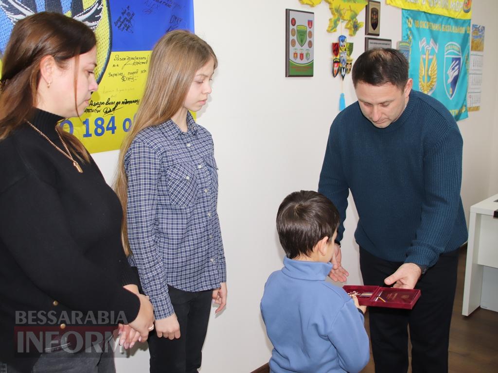 Орден ціною життя: у Болградській громаді посмертну нагороду Героя Дениса Проданова передали його родині