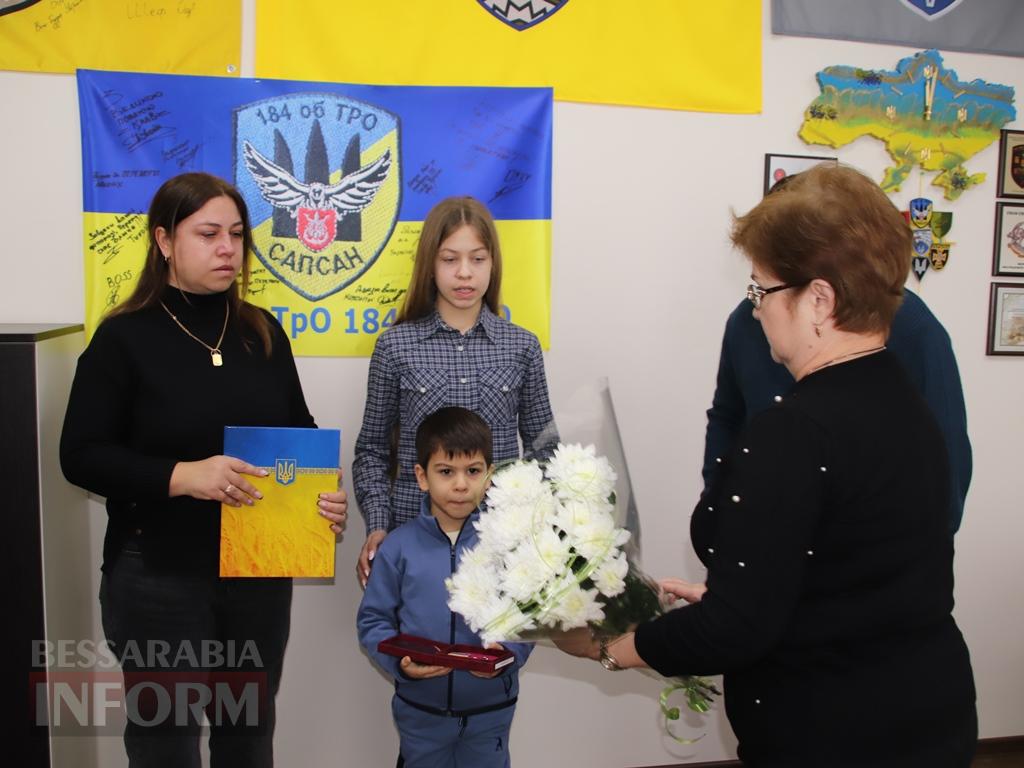 Орден ціною життя: у Болградській громаді посмертну нагороду Героя Дениса Проданова передали його родині