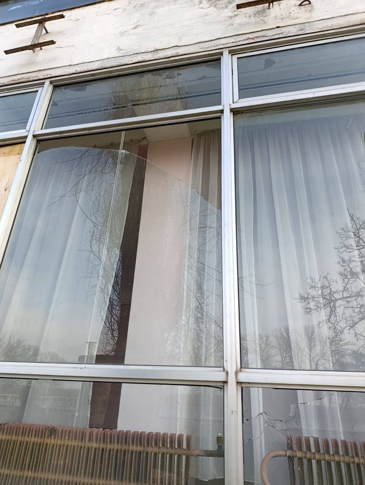 І «шахедів» не треба : в Рені невідомі розтрощили вікна в будівлі морвокзалу