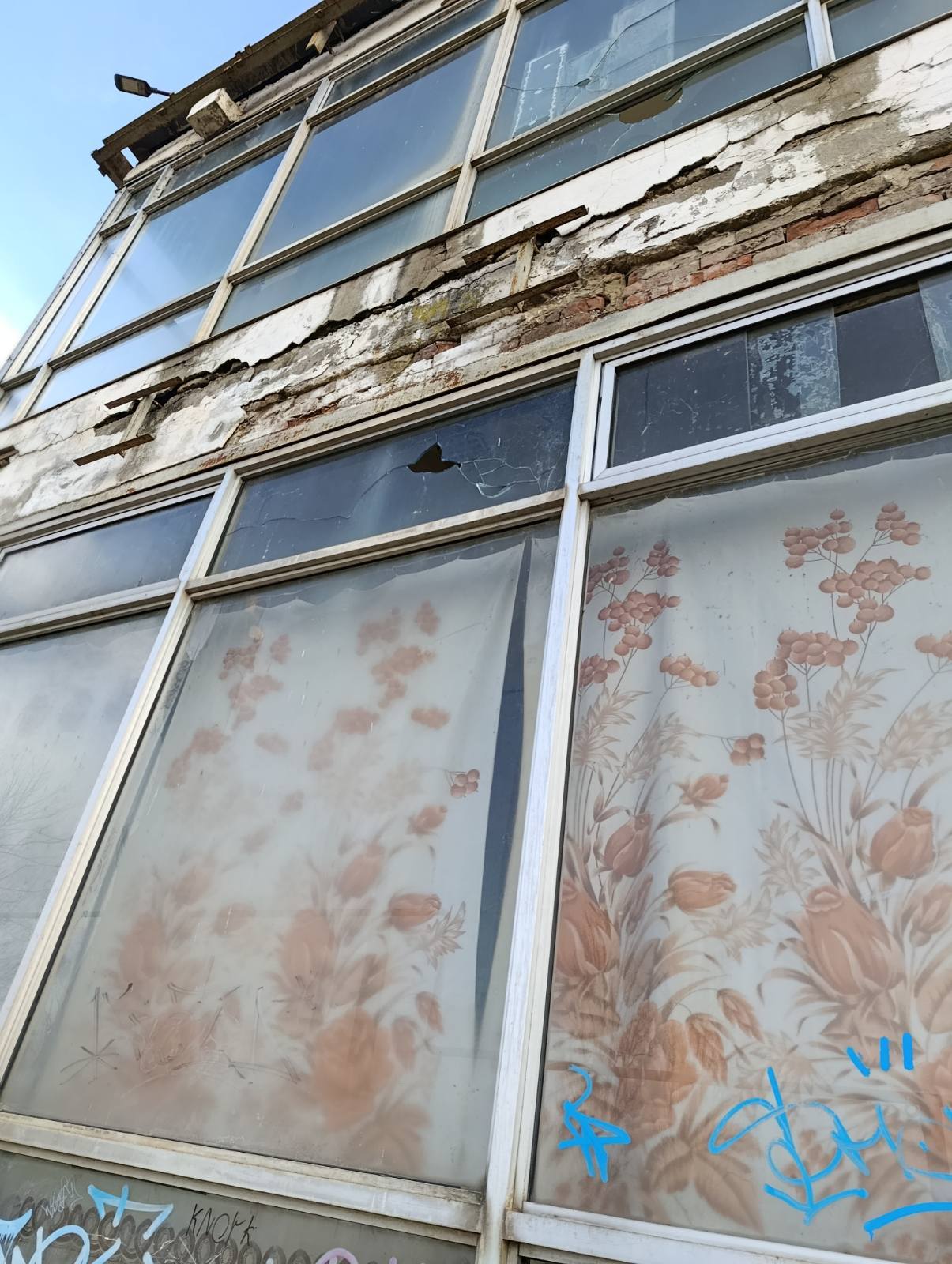 І «шахедів» не треба : в Рені невідомі розтрощили вікна в будівлі морвокзалу