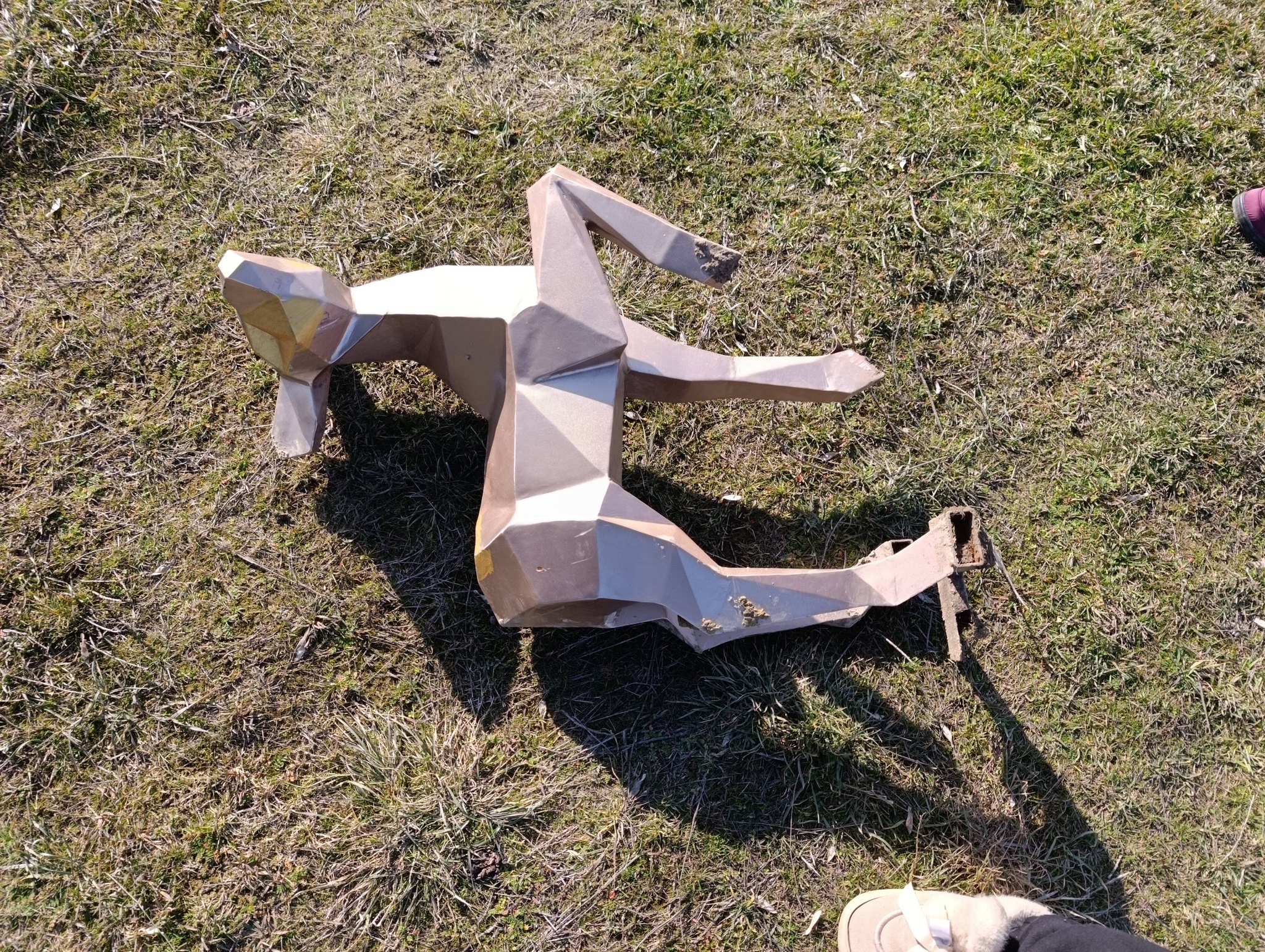 В Ізмаїлі вандали знову спотворили скульптурну композицію оленів на кручі, з найкращим видом на захід сонця