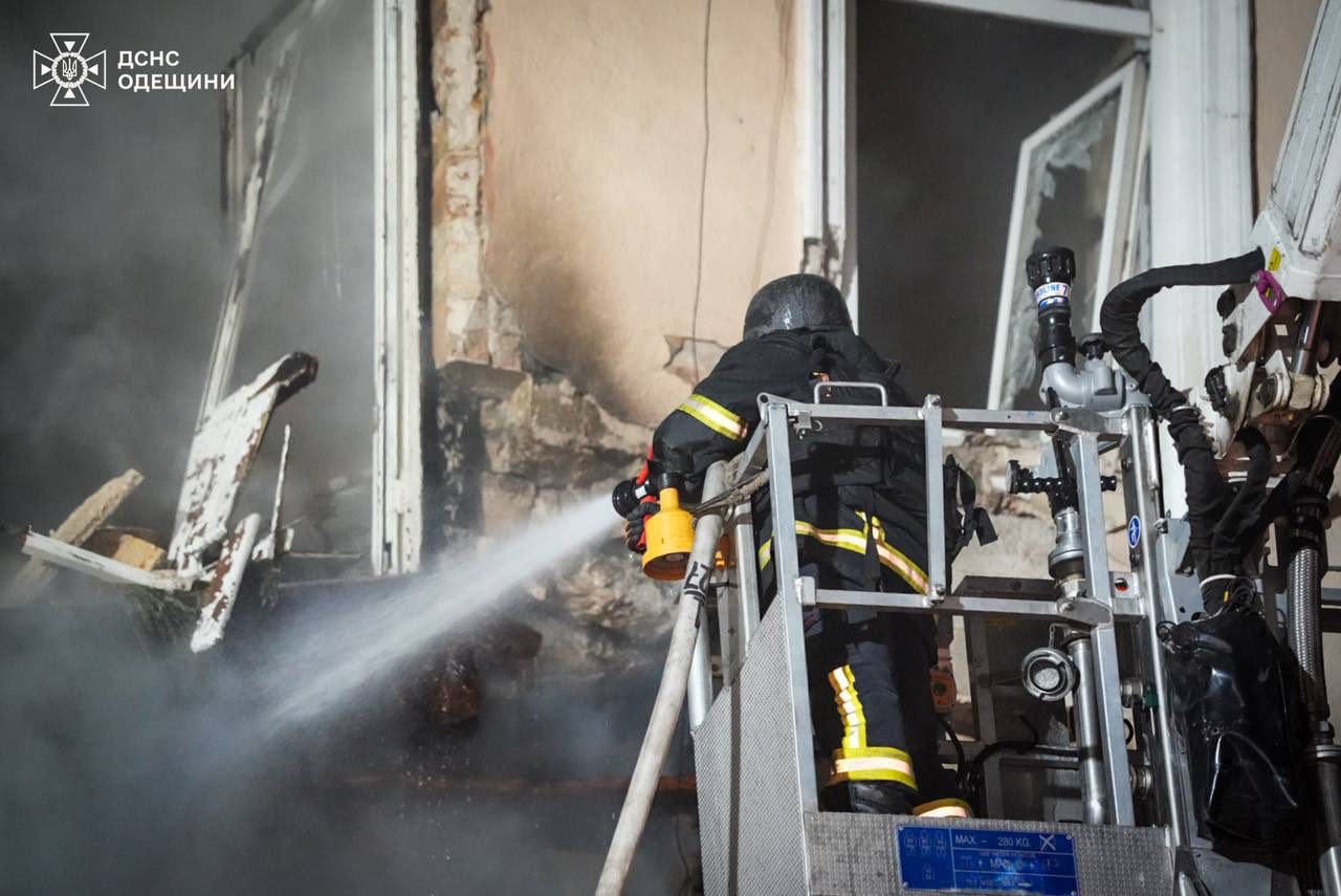 В Одесі ворог вдарив по житловому масиву: багато руйнувань та троє постраждалих