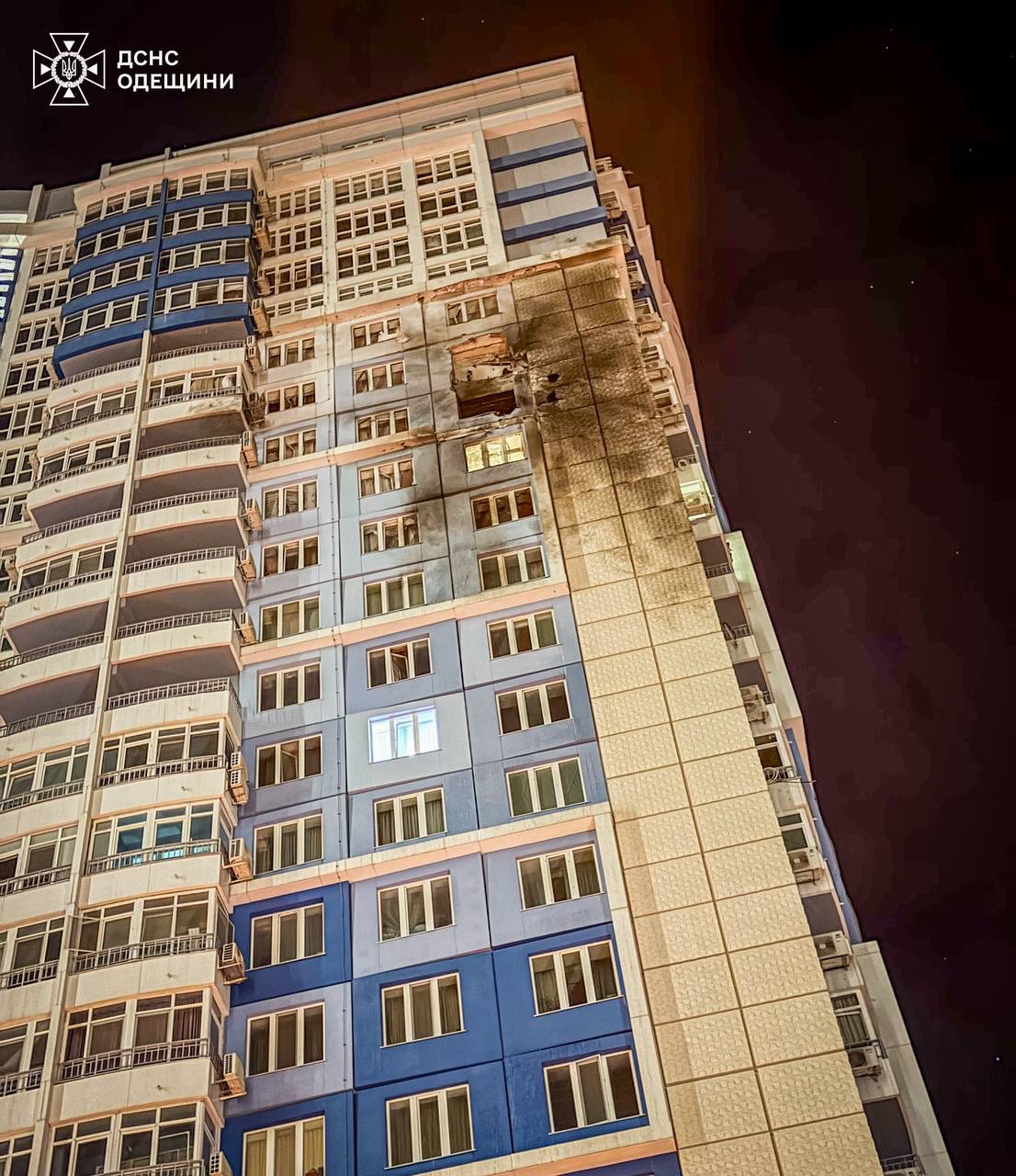 В Одесі ворог вдарив по житловому масиву: багато руйнувань та троє постраждалих