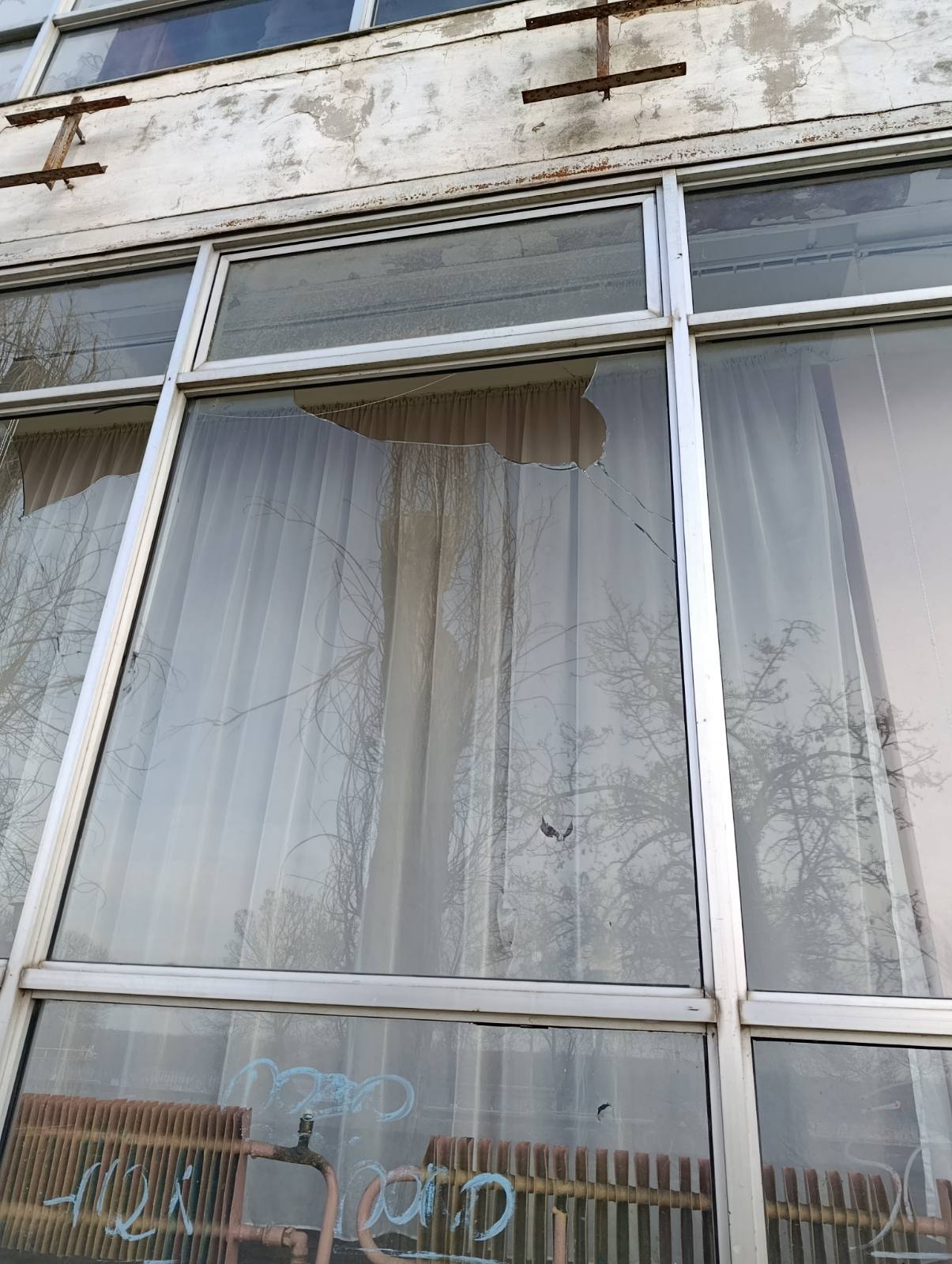 І «шахедів» не треба : в Рені невідомі розтрощили вікна в будівлі морвокзалу