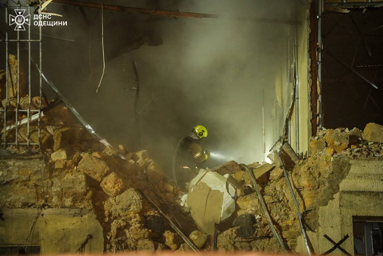 В Одесі ворог вдарив по житловому масиву: багато руйнувань та троє постраждалих