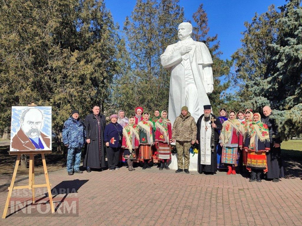 В Аккермані до дня народження Тараса Шевченка провели мистецький перформанс біля пам'ятника Кобзарю