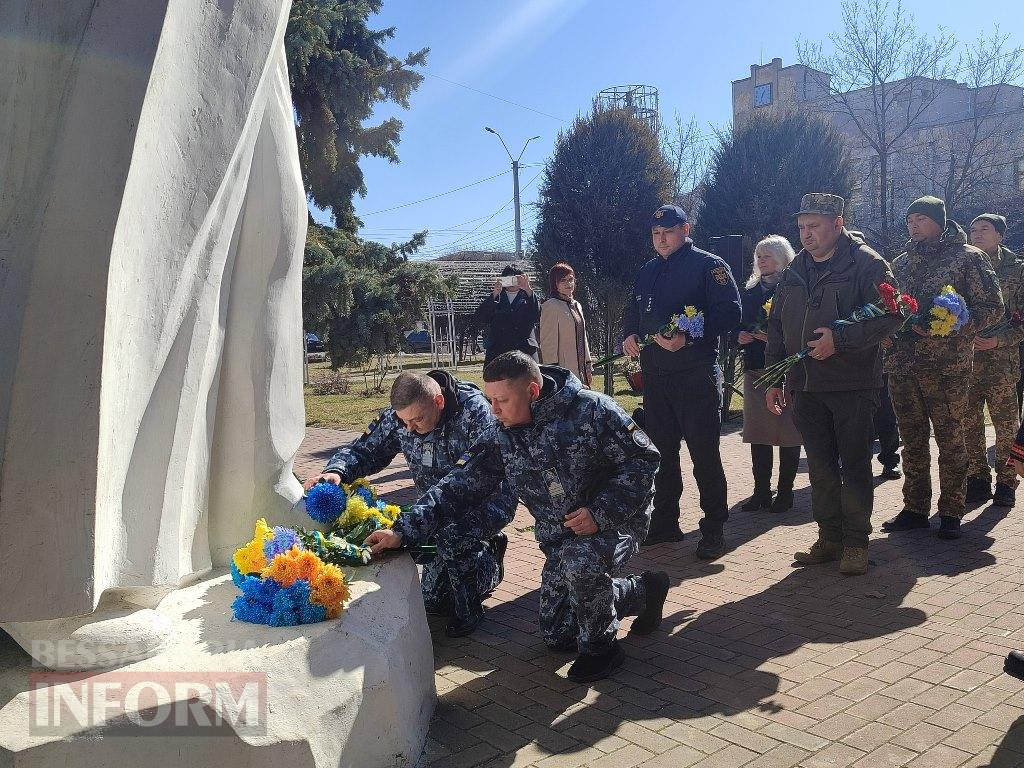 В Аккермані до дня народження Тараса Шевченка провели мистецький перформанс біля пам'ятника Кобзарю