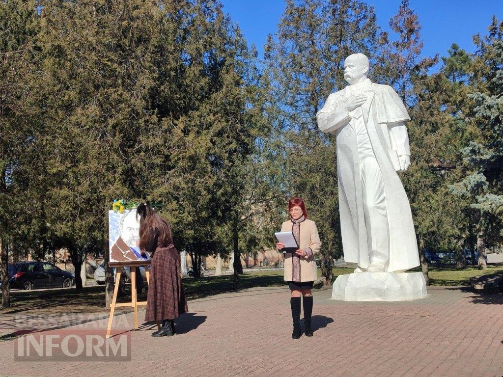 В Аккермані до дня народження Тараса Шевченка провели мистецький перформанс біля пам'ятника Кобзарю