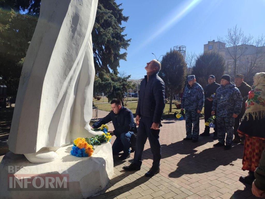 В Аккермані до дня народження Тараса Шевченка провели мистецький перформанс біля пам'ятника Кобзарю
