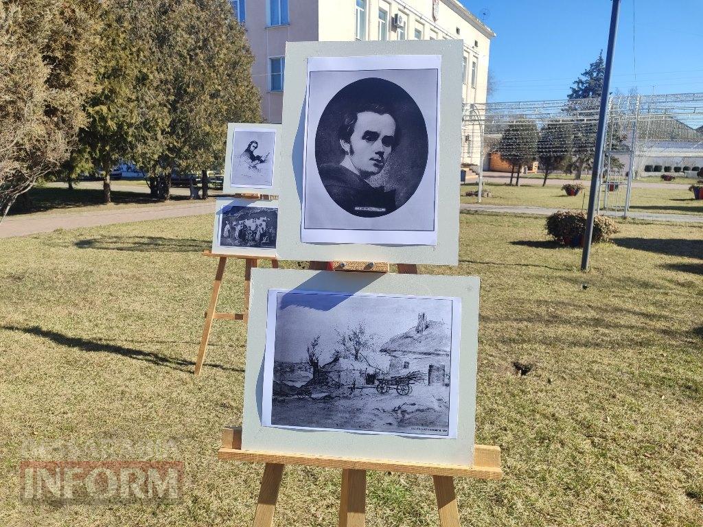 В Аккермані до дня народження Тараса Шевченка провели мистецький перформанс біля пам'ятника Кобзарю