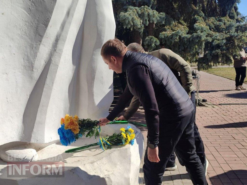 В Аккермані до дня народження Тараса Шевченка провели мистецький перформанс біля пам'ятника Кобзарю