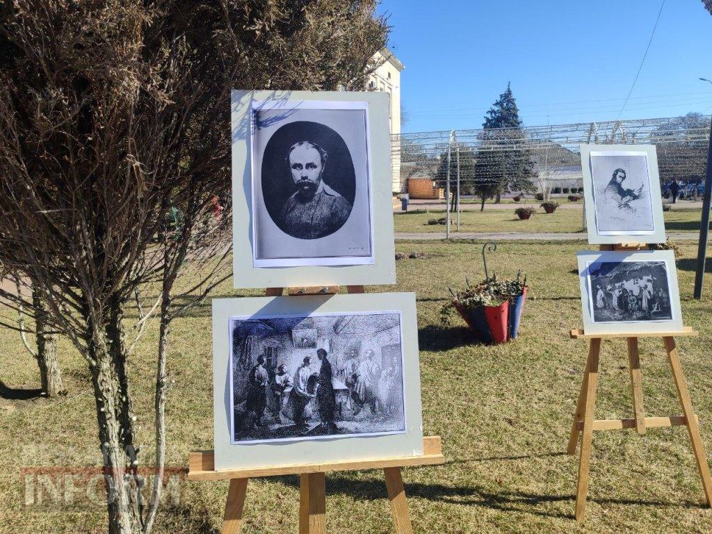 В Аккермані до дня народження Тараса Шевченка провели мистецький перформанс біля пам'ятника Кобзарю