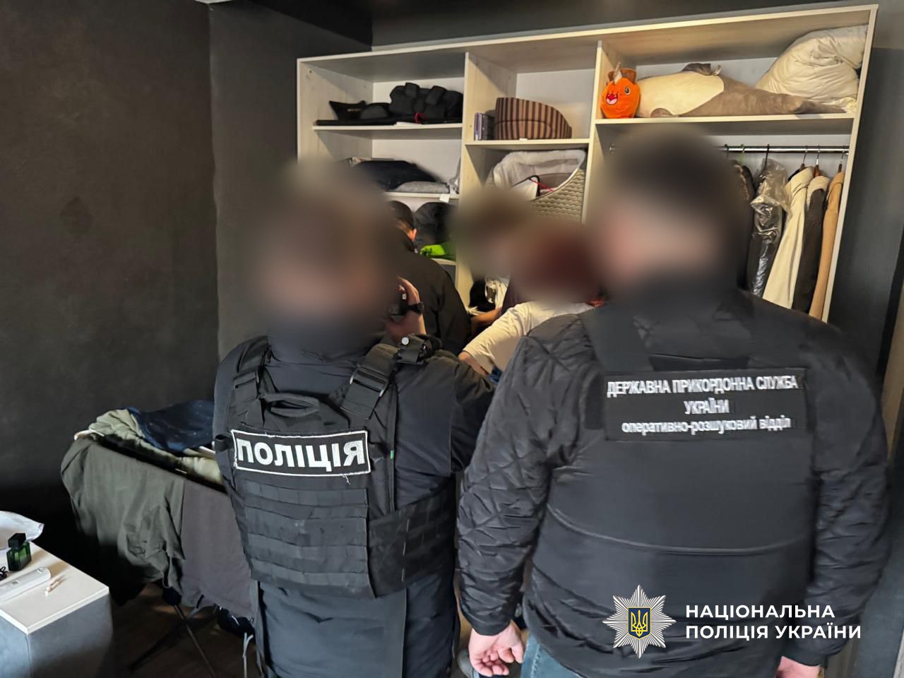 Поліцейські Одещини викрили транснаціональне злочинне угруповання, що переправляло військовозобов’язаних через кордон