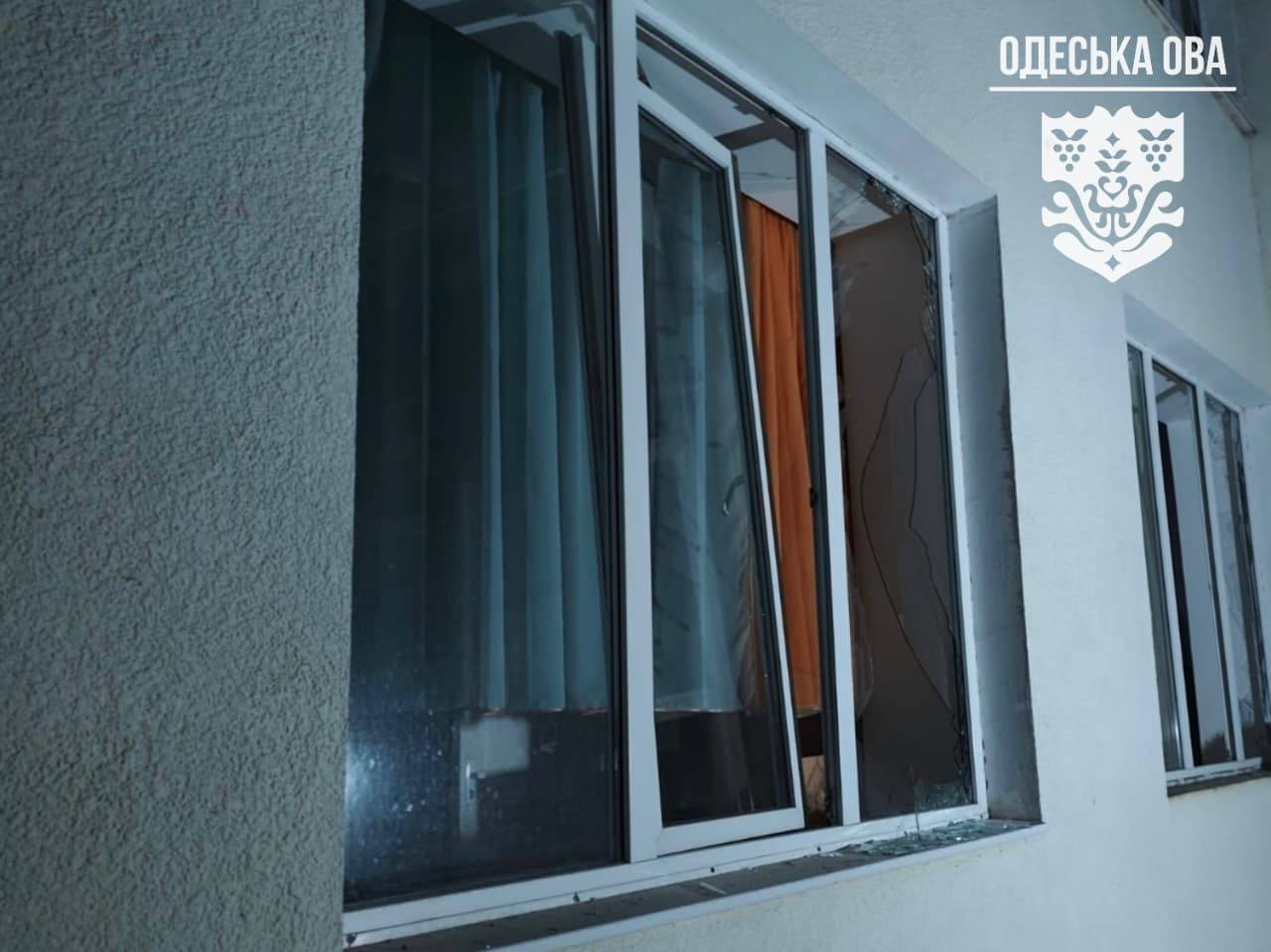 Внаслідок нічної ворожої атаки у Чорноморську пошкоджено дитячий садочок