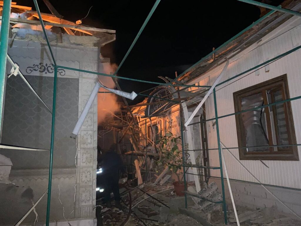 У Вилковому "шахед" зруйнував будинок: є постраждала, під завалами шукають ще одну людину