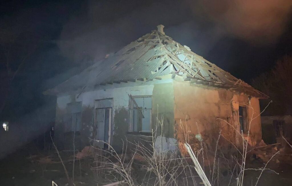 У Вилковому "шахед" зруйнував будинок: є постраждала, під завалами шукають ще одну людину