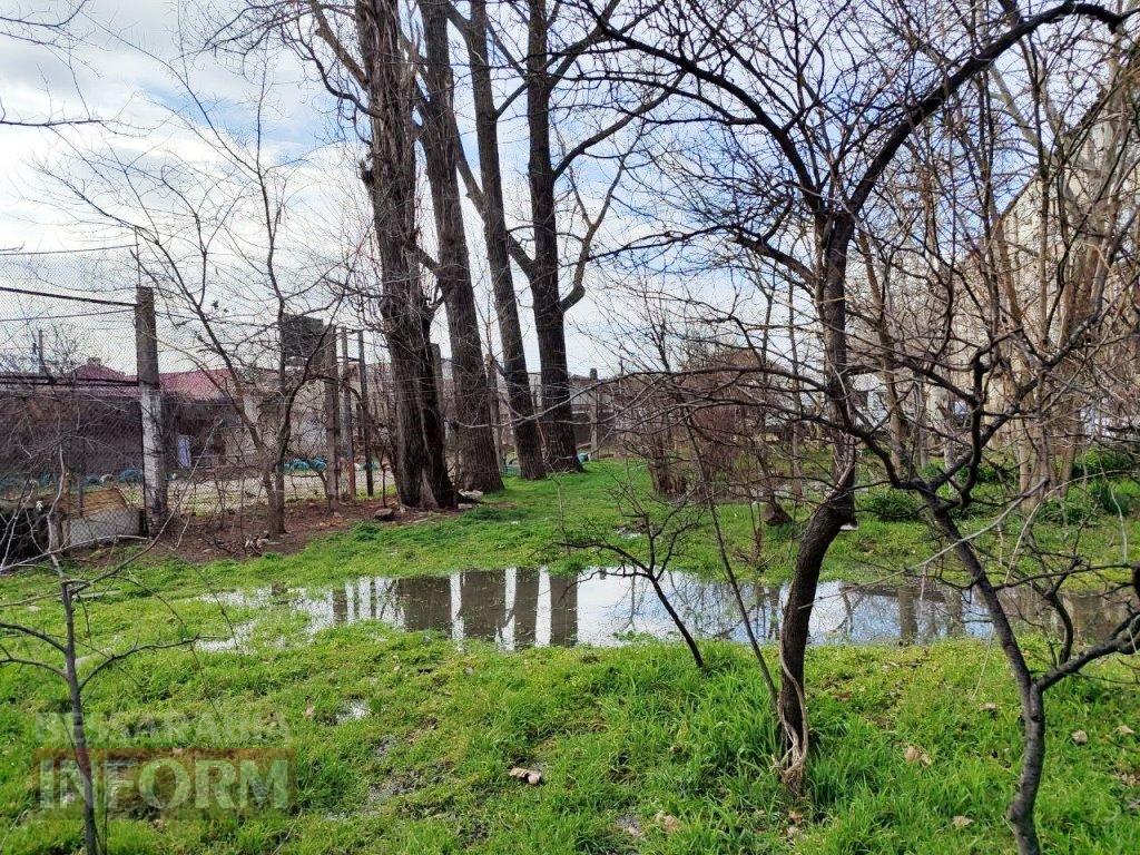 «Ми не можемо відчинити вікна!»: у провулку Франка в Аккермані через несправний колектор каналізація підступає до під’їздів