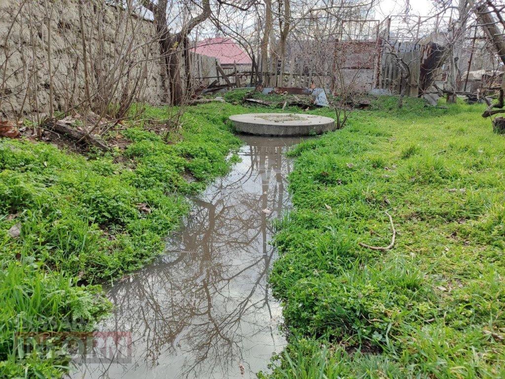 «Ми не можемо відчинити вікна!»: у провулку Франка в Аккермані через несправний колектор каналізація підступає до під’їздів