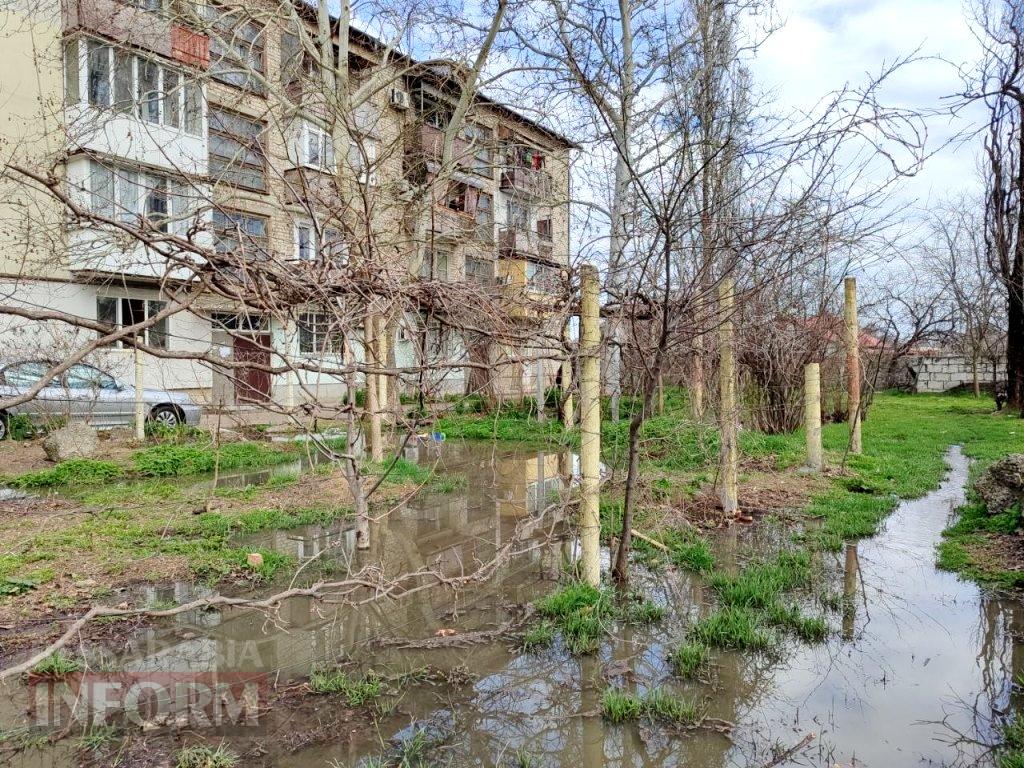 «Ми не можемо відчинити вікна!»: у провулку Франка в Аккермані через несправний колектор каналізація підступає до під’їздів