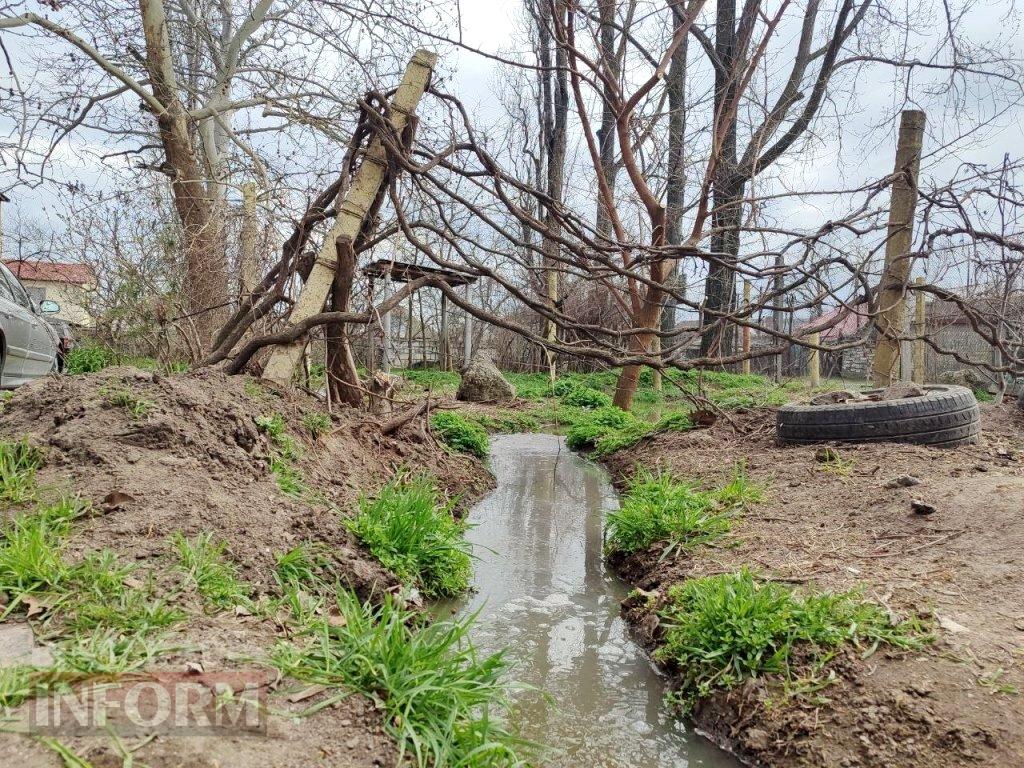 «Ми не можемо відчинити вікна!»: у провулку Франка в Аккермані через несправний колектор каналізація підступає до під’їздів