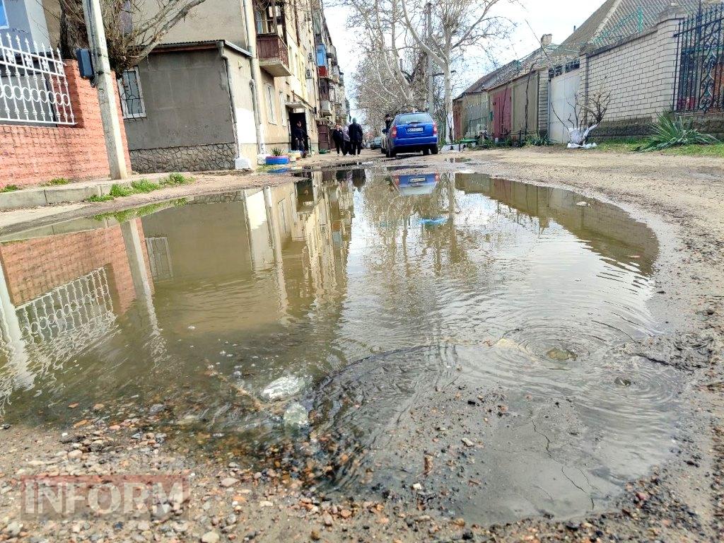 «Ми не можемо відчинити вікна!»: у провулку Франка в Аккермані через несправний колектор каналізація підступає до під’їздів