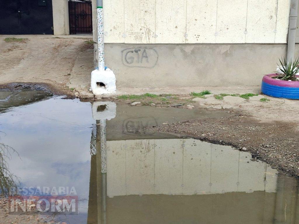 «Ми не можемо відчинити вікна!»: у провулку Франка в Аккермані через несправний колектор каналізація підступає до під’їздів