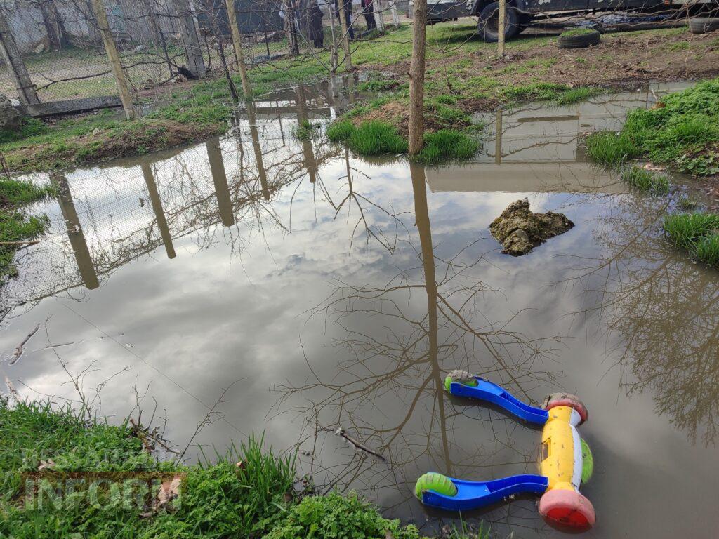 «Ми не можемо відчинити вікна!»: у провулку Франка в Аккермані через несправний колектор каналізація підступає до під’їздів