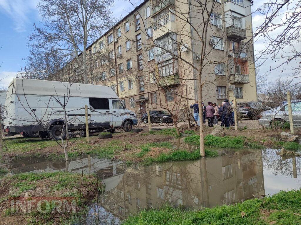 «Ми не можемо відчинити вікна!»: у провулку Франка в Аккермані через несправний колектор каналізація підступає до під’їздів