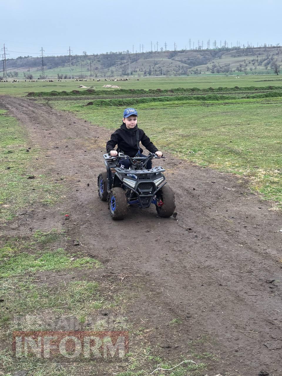 Ретро-техніка, силачі та частування: на Арцизькому кінному дворі пройшов масштабний ярмарок