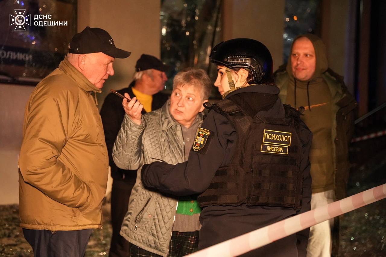 В Одесі ворог вдарив по житловому масиву: багато руйнувань та троє постраждалих