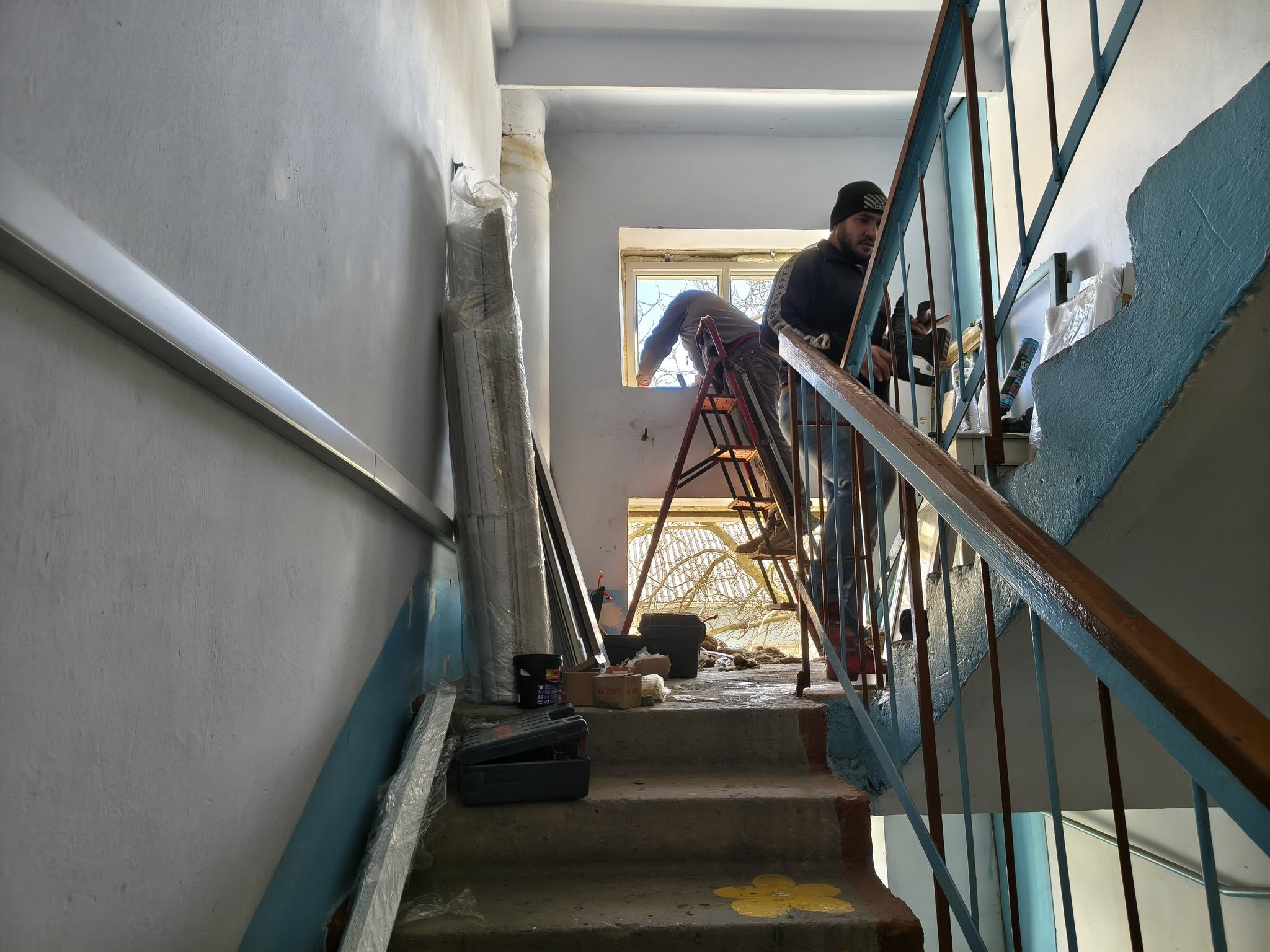 У  місті Татарбунари продовжують усувати наслідки ворожої ракетної атаки