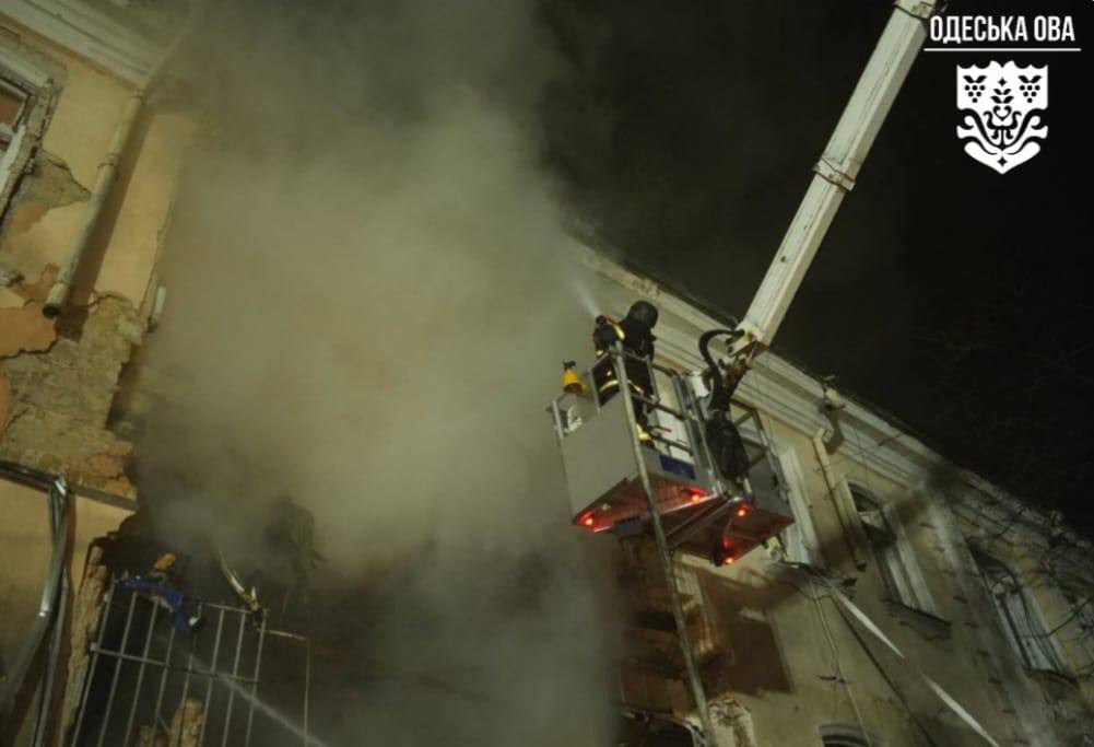 В Одесі ворог вдарив по житловому масиву: багато руйнувань та троє постраждалих