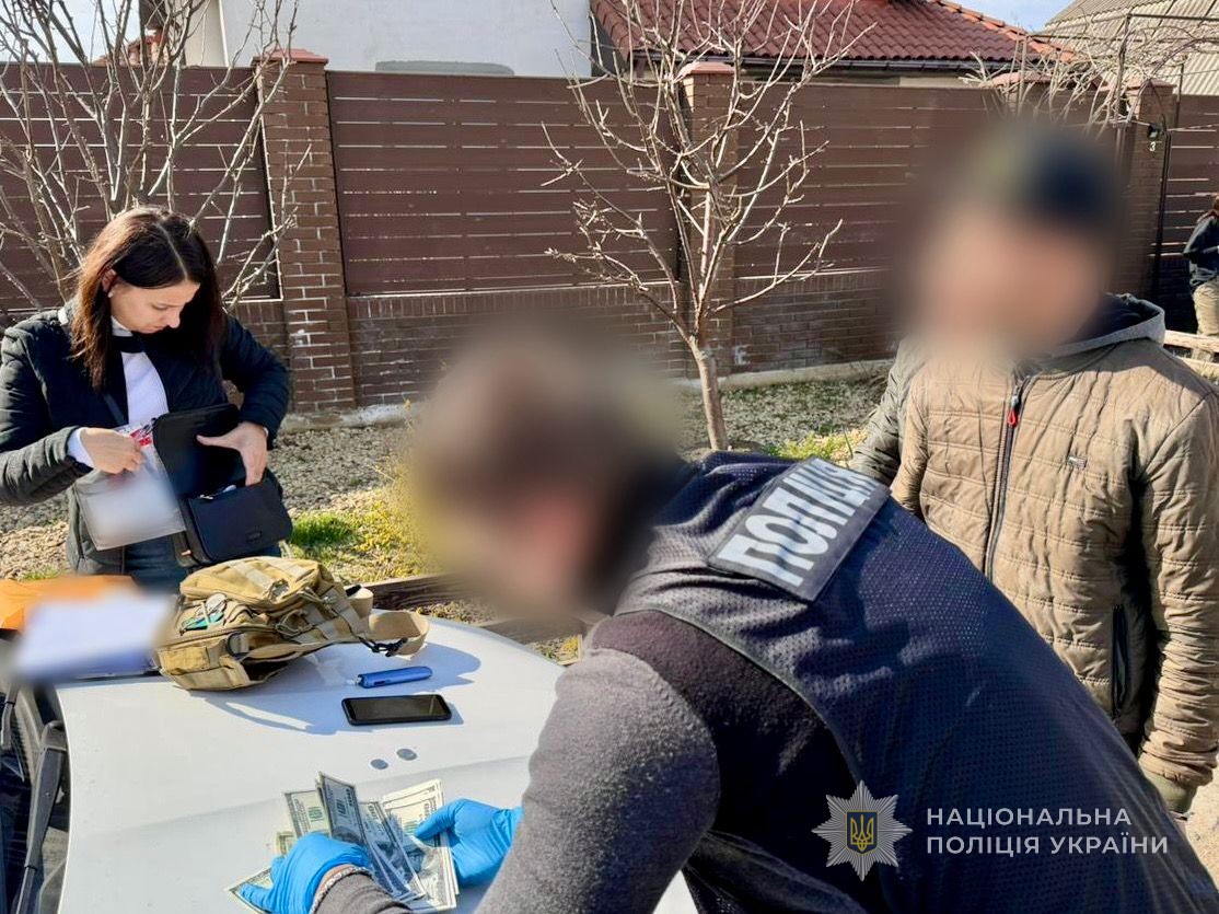 На Одещині поліцейські викрили військовослужбовця, який вимагав 2 500 доларів за службу «в тилу»