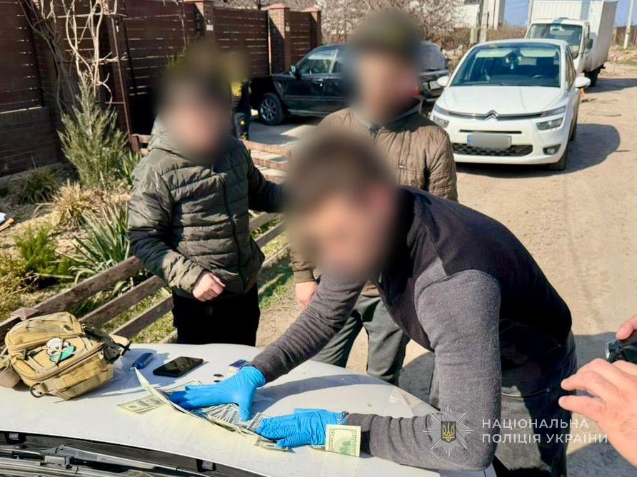На Одещині поліцейські викрили військовослужбовця, який вимагав 2 500 доларів за службу «в тилу»