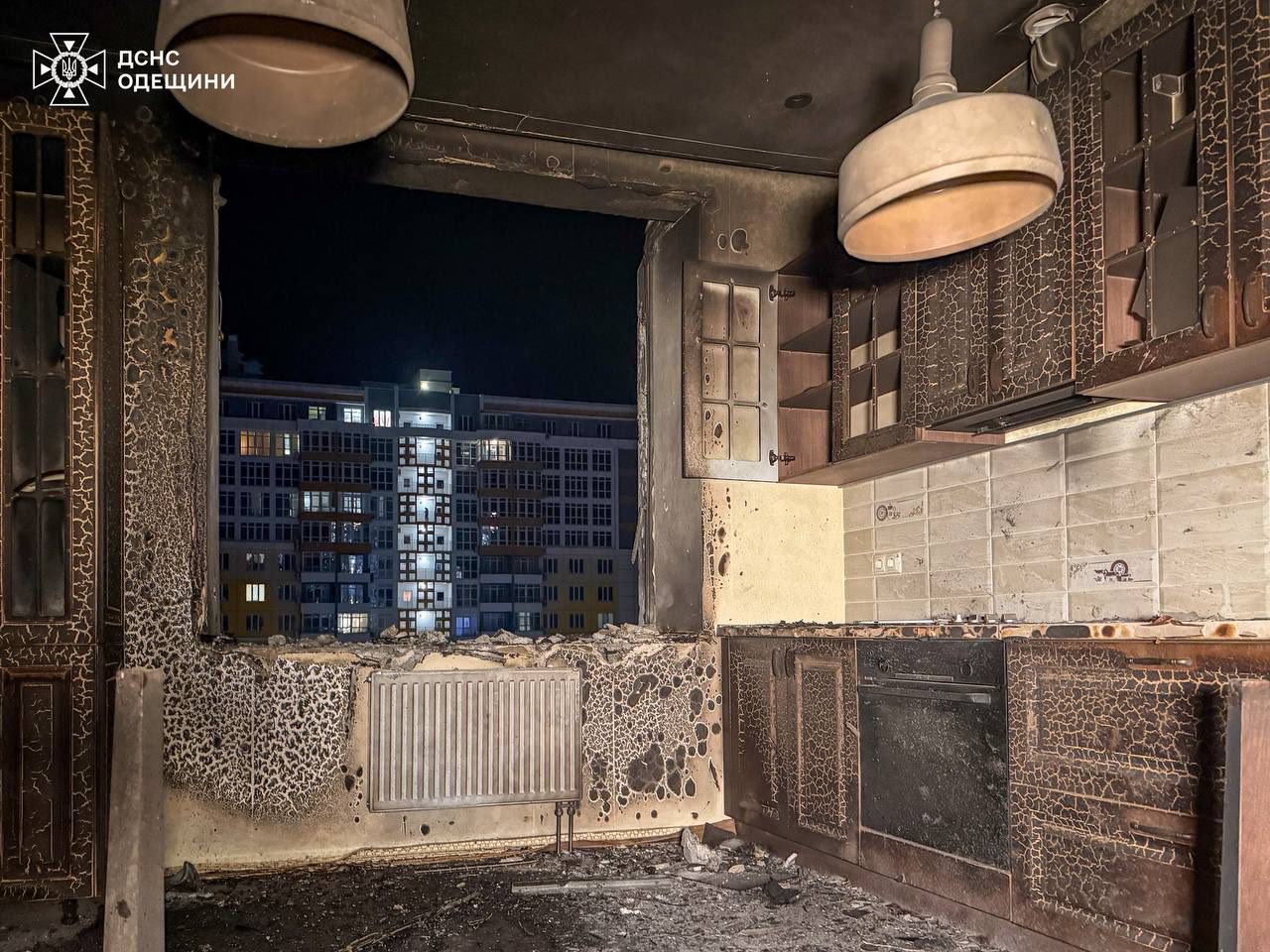 В Одесі ворог вдарив по житловому масиву: багато руйнувань та троє постраждалих