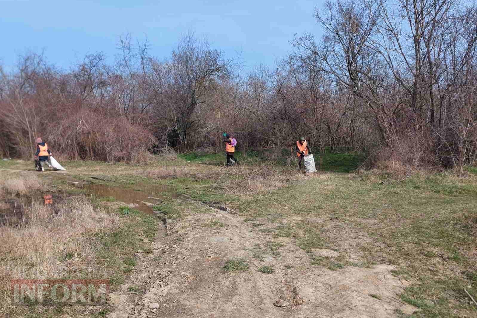 За день вдалося прибрати лише половину: Кілійські комунальники вчергове ліквідовують стихійне сміттєзвалище неподалік Дунаю