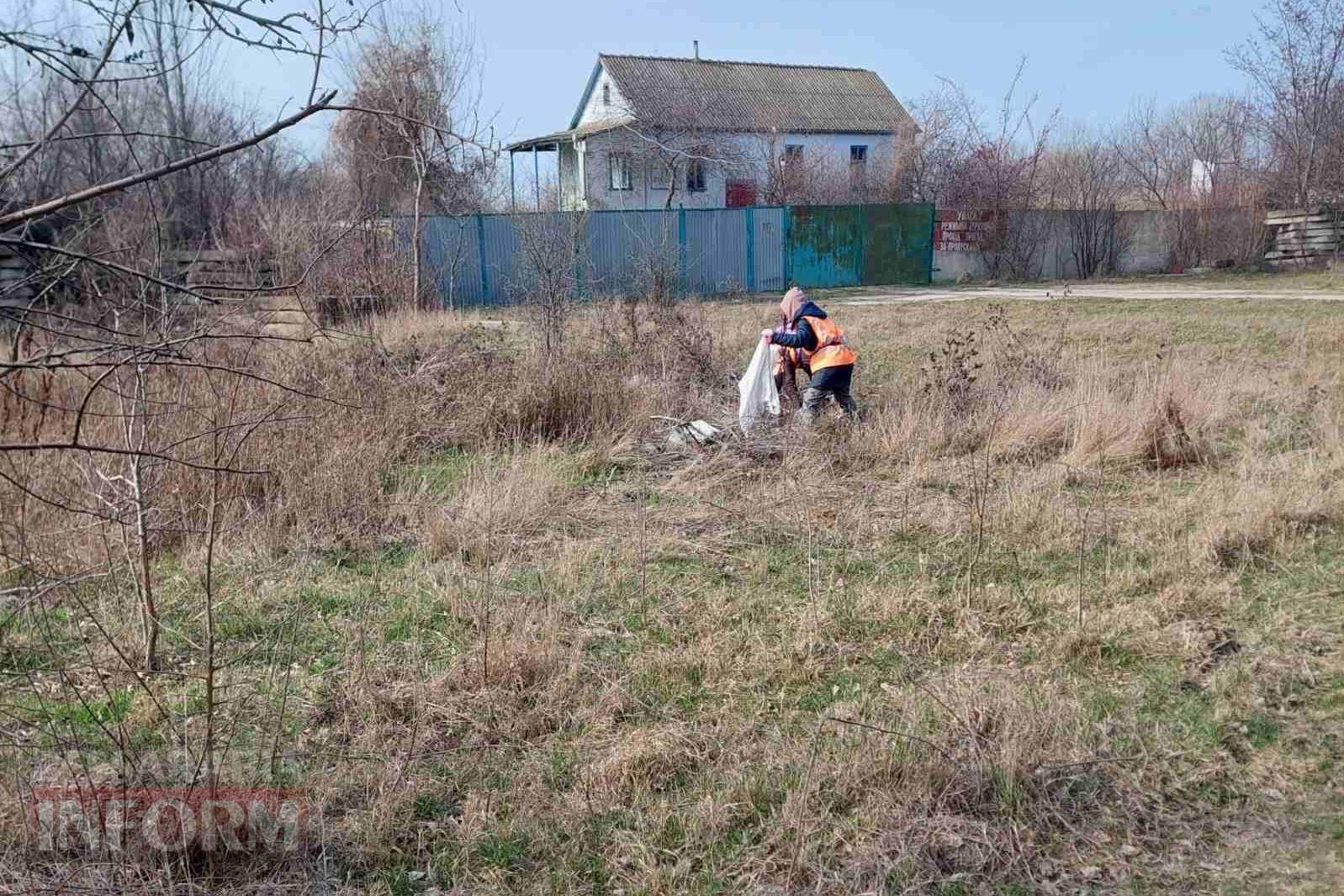 За день вдалося прибрати лише половину: Кілійські комунальники вчергове ліквідовують стихійне сміттєзвалище неподалік Дунаю