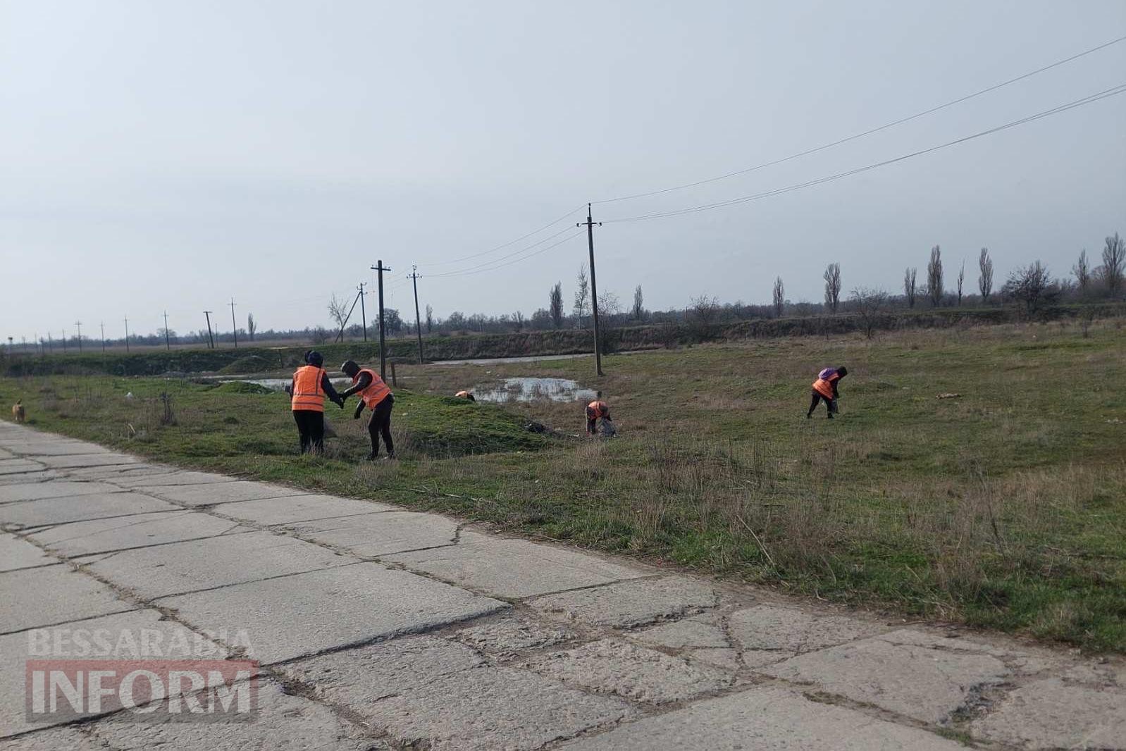 За день вдалося прибрати лише половину: Кілійські комунальники вчергове ліквідовують стихійне сміттєзвалище неподалік Дунаю