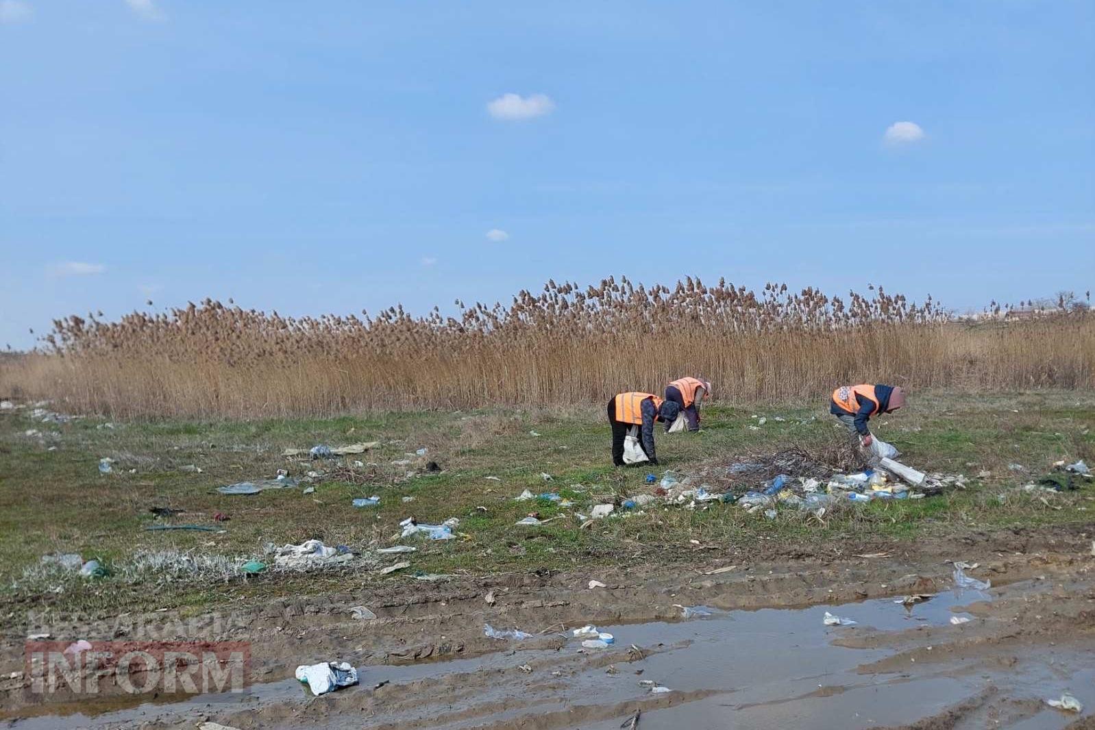 За день вдалося прибрати лише половину: Кілійські комунальники вчергове ліквідовують стихійне сміттєзвалище неподалік Дунаю