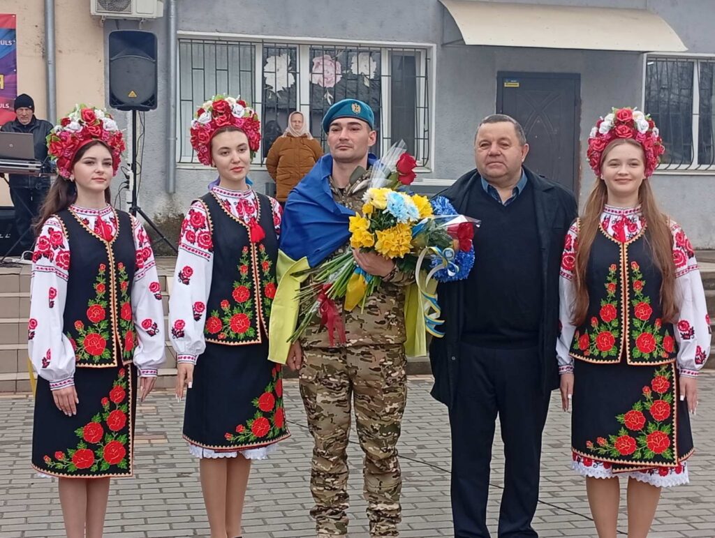 У Бессарабському зустріли Героя, який повернувся додому після майже чотирьох років полону