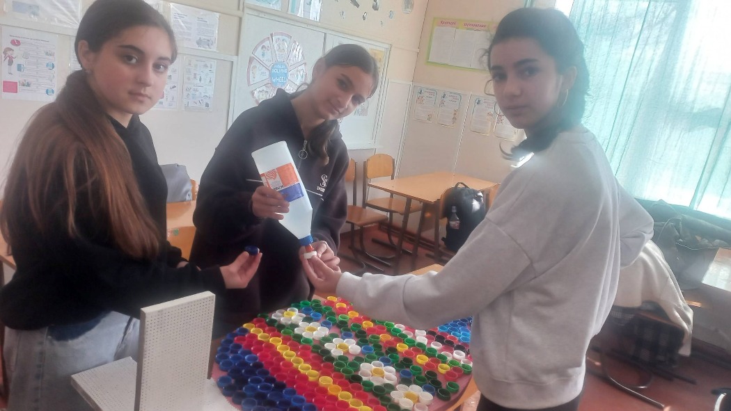 У ліцеї Ренійської громади школярі перетворили пластик на мистецтво