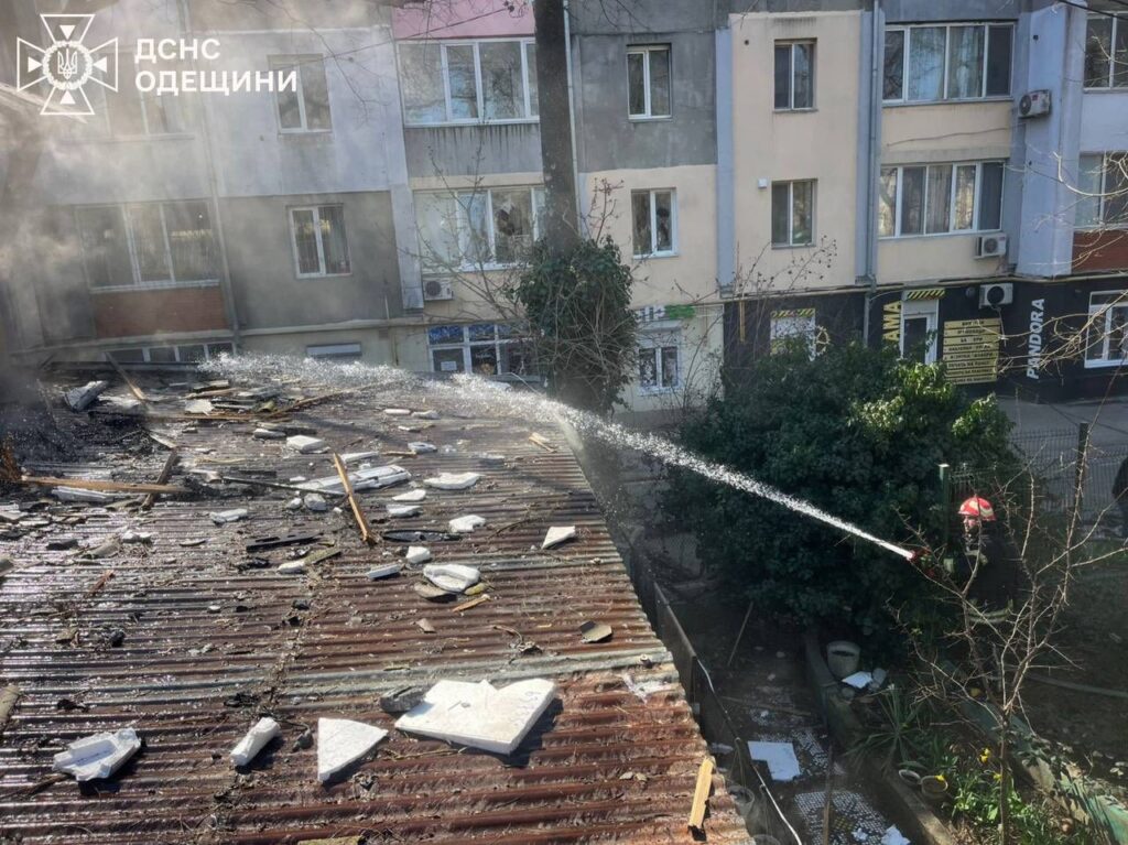 Зранку ворожі "шахеди" атакували Чорноморськ: є руйнування